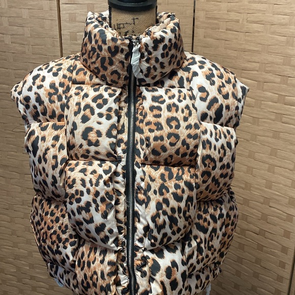 AKIRA NWT ANIMAL PRINT WOVEN SOFT POCKETS PUFFER VEST - Picture 3 of 7